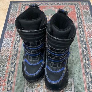 Totes Boys size 4 snow boots good condition